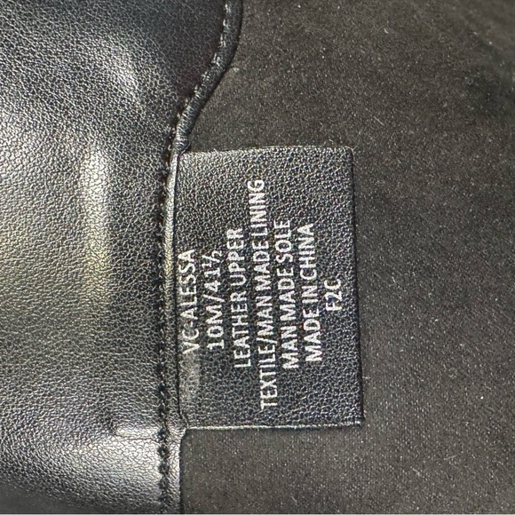 Vince Camuto
Women's Alessa Knee-High Zipper Boots, size 10, black NWOT Leather - Picture 12 of 13